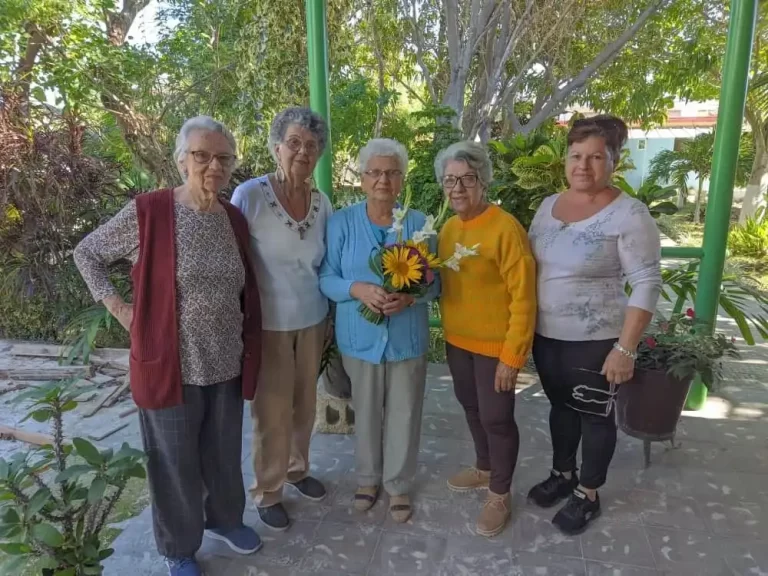 Programa de Personas Mayores junto a sus beneficiarios 4 foto 2