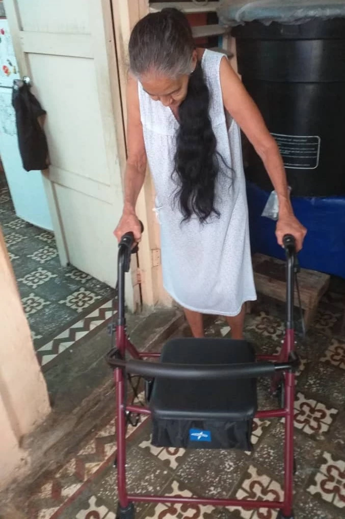 1beneficiarios donacion santiago cuba caritas sillas sanitarias andadores 2