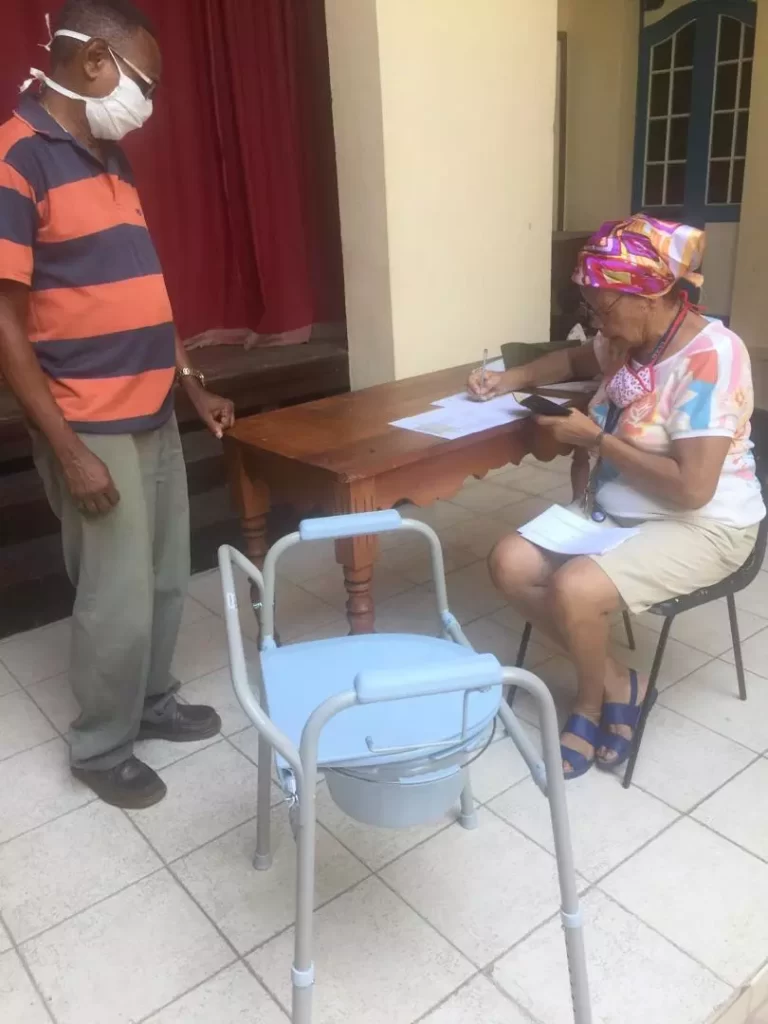 Sillas sanitarias, andadores y mantas; una buena noticia en medio de la cuarentena 3 4donacion santiago cuba caritas sillas sanitarias andadores