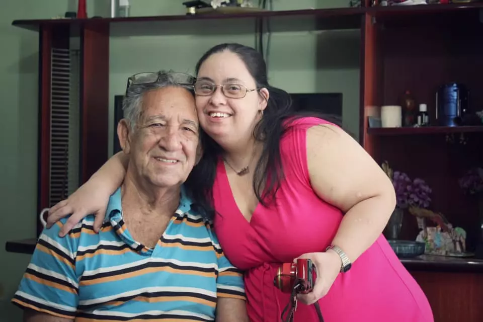 Arlene vela por dos hombres 2 Arlene vela por dos hombres