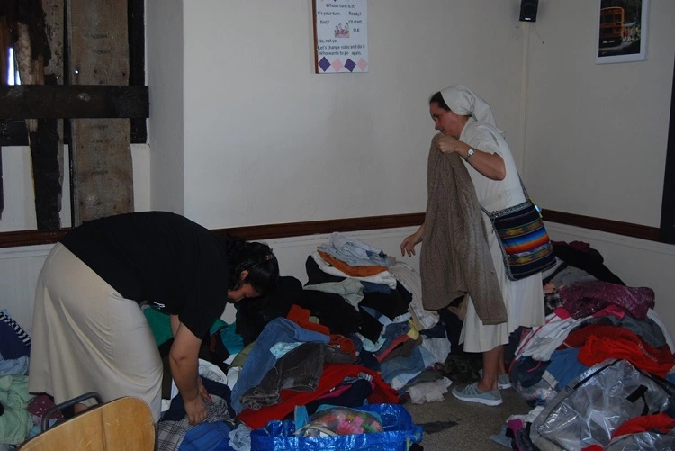 Cáritas Habana responde al tornado/ Cáritas Habana tiende su mano 4 Entrega de ropa en Jesus del Monte 3 convert.io