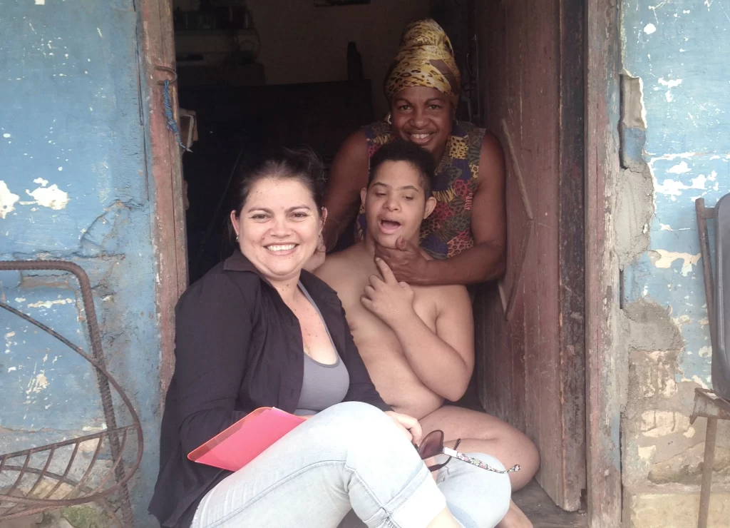 Aprendiendo a crecer en tu casa. 1 aprendiendo a crecer caritas santa clara cuba visita hogares persona discapacidad