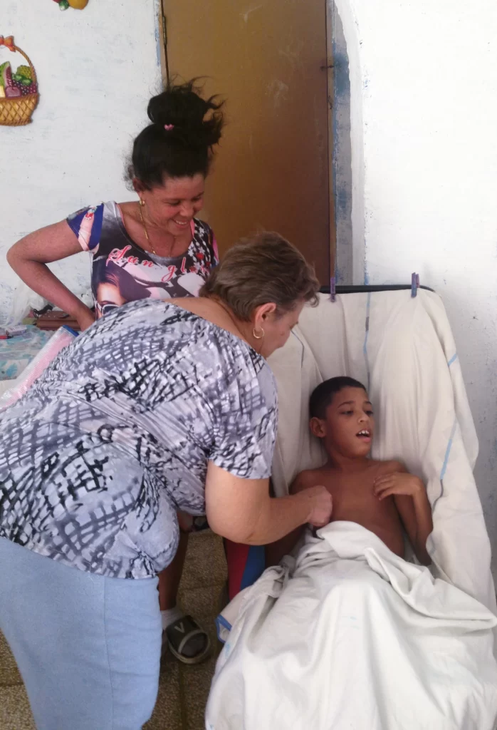 Aprendiendo a crecer en tu casa. 2 aprendiendo a crecer caritas santa clara cuba visita hogares persona discapacidad3