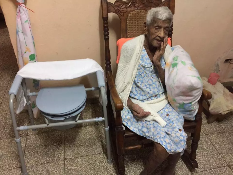 Sillas sanitarias, andadores y mantas; una buena noticia en medio de la cuarentena 4 beneficiarios donacion santiago cuba caritas sillas sanitarias andadores
