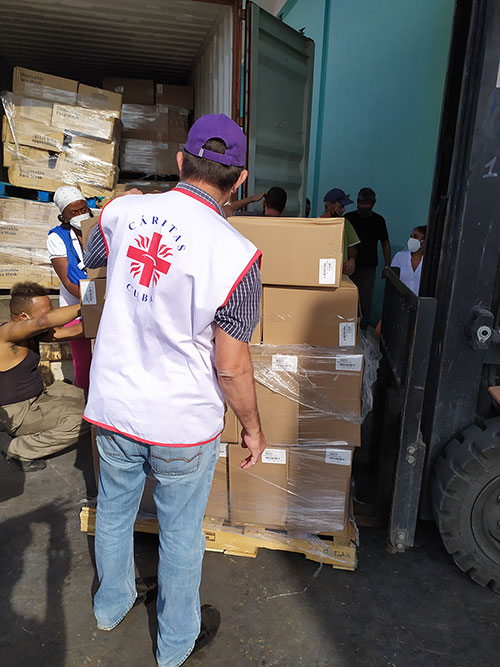 Ciego de Ávila: Iglesia, Covid-19 y sociedad 1 emergencia ayuda humanitaria contenedores caritas cuba covid19 octubre 2021 descarga