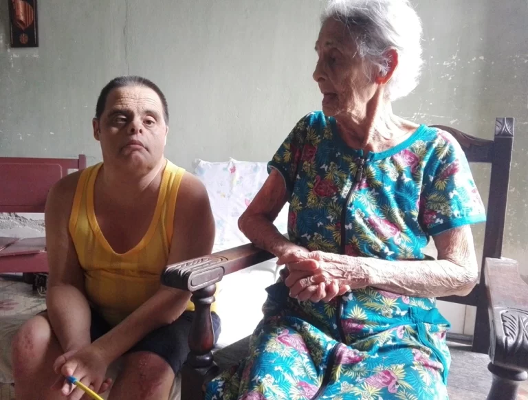 madre hijo sindrome down cienfuegos caritas cuba aprendiendo a crecer 2021
