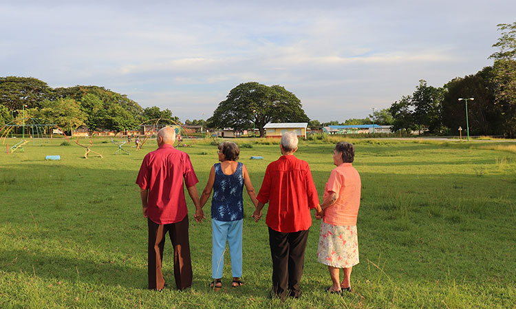 Título de Ensayo Fotográfico: “Ecos” 8 personas mayores cuba guantanamo parques caritas cuba