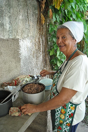 Cómo salir al paso de la soledad de los mayores 2 voluntaria comedor Candelaria Caritas cuba