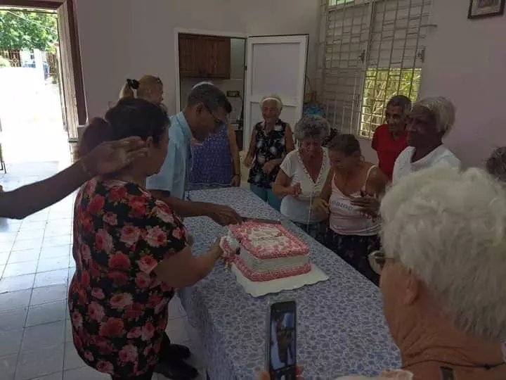 Lluvia de rosas: 18 años sirviendo en el amor 2 AnyConv.com LLUVIA DE ROSAS 18 ANOS SIRVIENDO EN EL AMOR 2