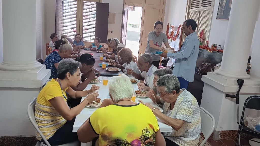 La constancia del voluntariado en los comedores de Cáritas 9 20231205 123635 1
