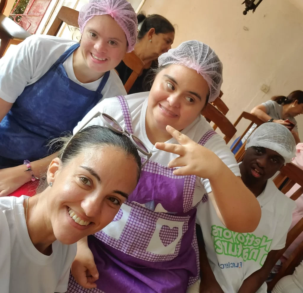 Mercedes LLerena Pando junto a beneficiarios del Programa Aprendiendo a crecer (Aac)

