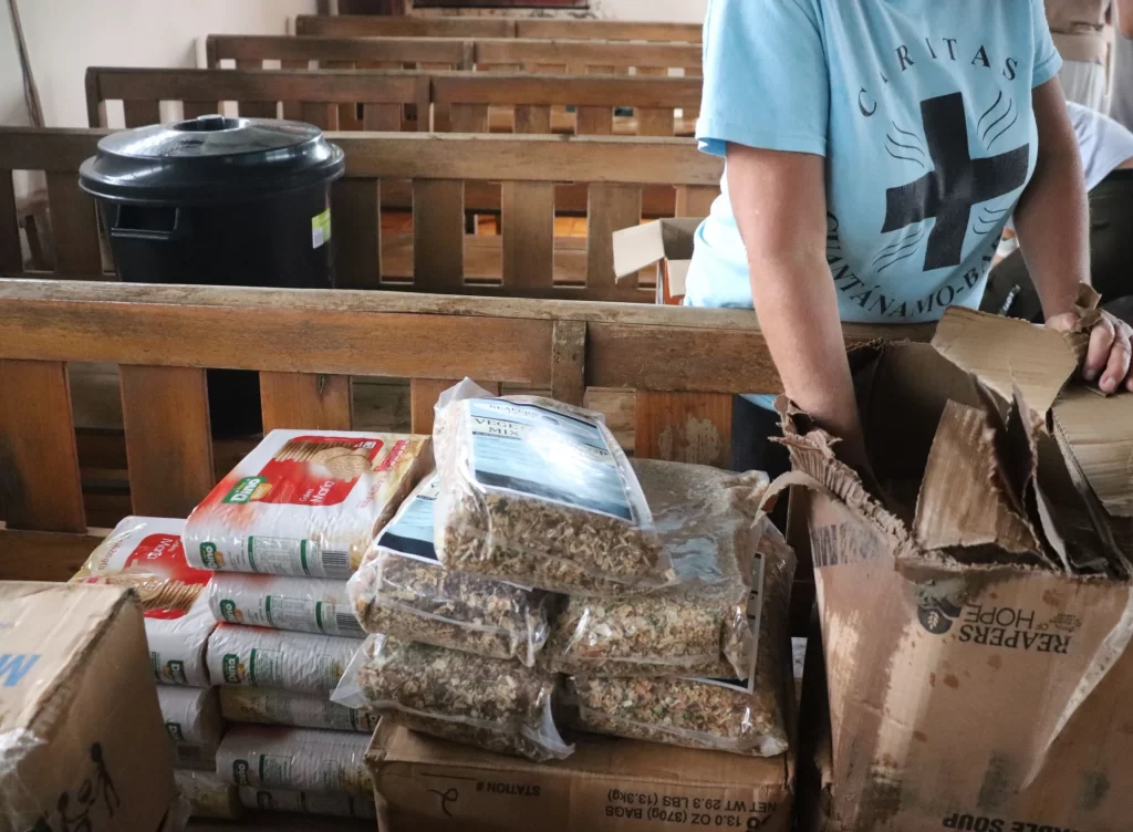 Alimentos a parroquia de MAisi