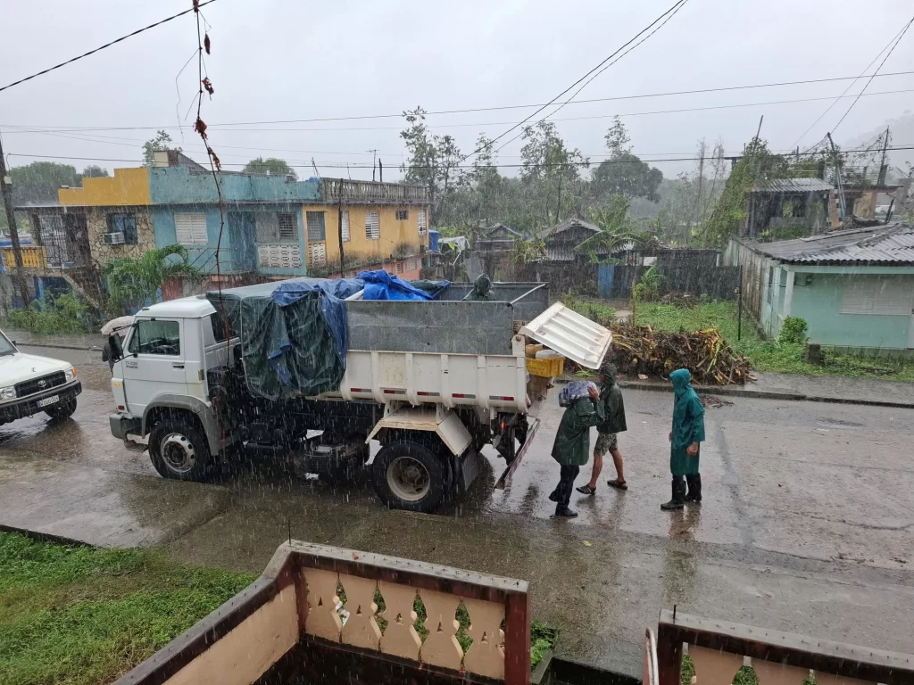 Descarga de alimentos en Cabacu Baracoa