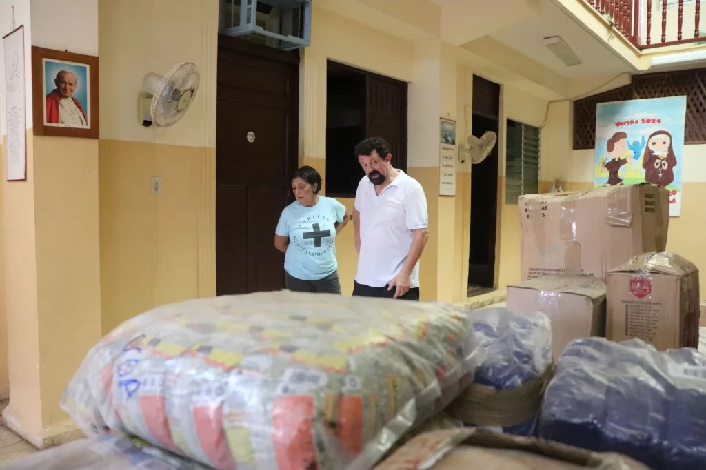 Padre Massimo junto a directora diocesana de Caritas