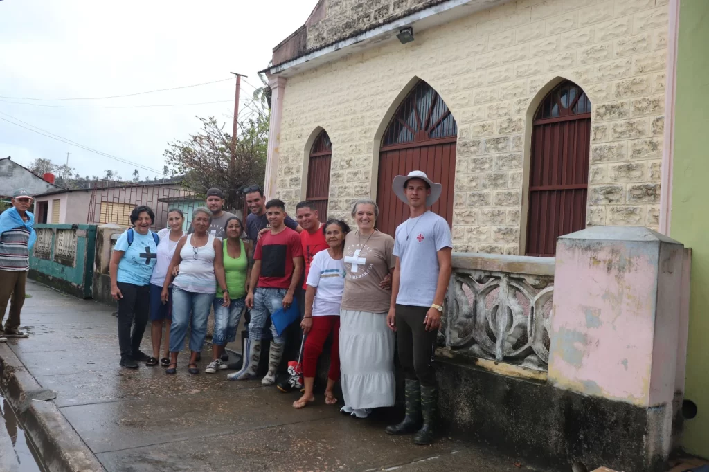 Voluntarios de Playa Baracoa con equipo diocesano de emergencias