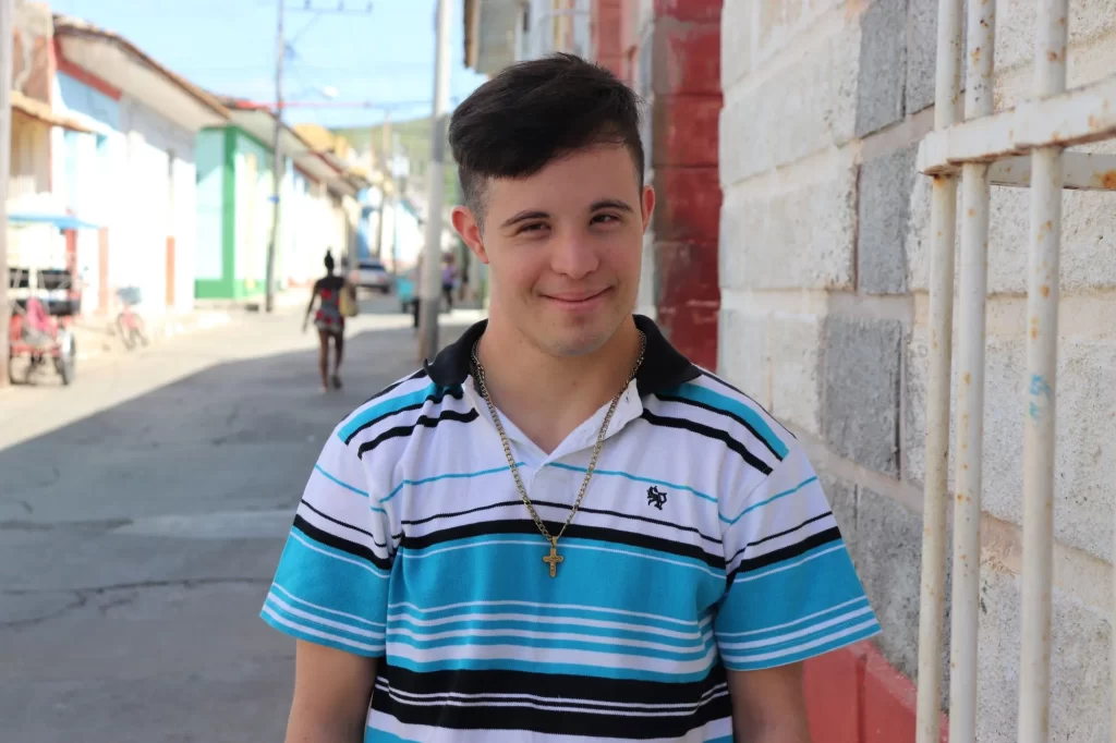 José Alejandro Pérez Morales, es un joven con Síndrome de Down, beneficiario del taller Con una eterna sonrisa, de Trinidad, perteneciente al Programa Aprendiendo a crecer, de Cáritas Cienfuegos. Conoce su historia!

