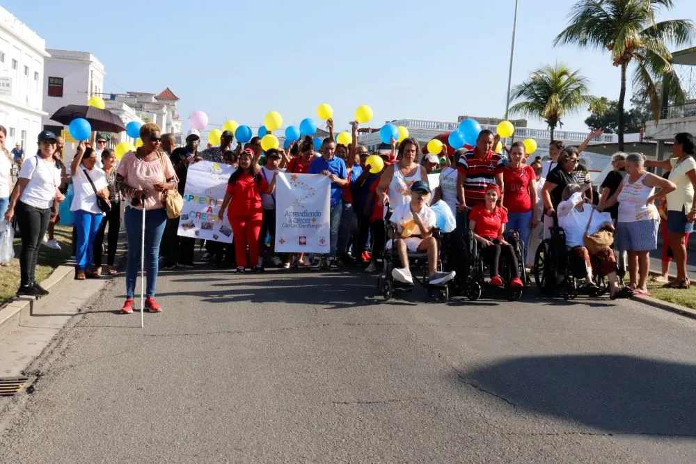 El pasacalle que nos abrazó 1 Alegría desbordante este martes, 2 de abril, Día Mundial de Concienciación sobre el Autismo en pasacalle del Programa Aprendiendo a crecer (Aac), de Cáritas Cienfuegos
«Por senderos esperanza».