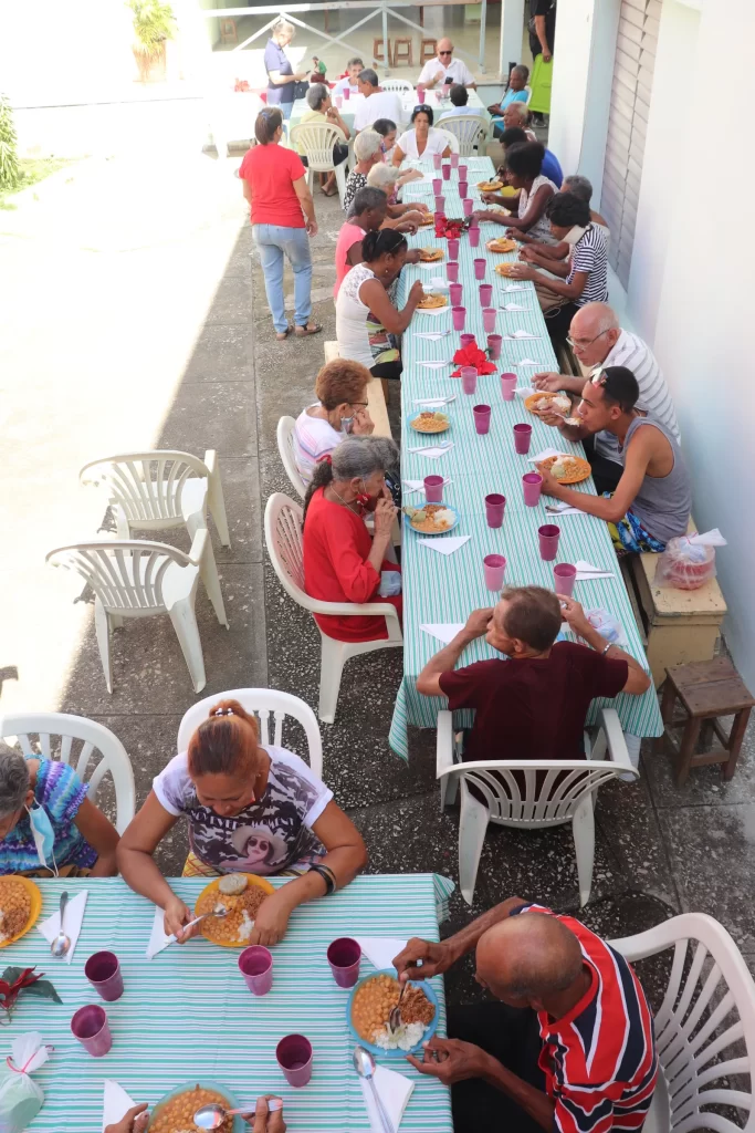 Cena con mayores en La Milagrosa 11zon