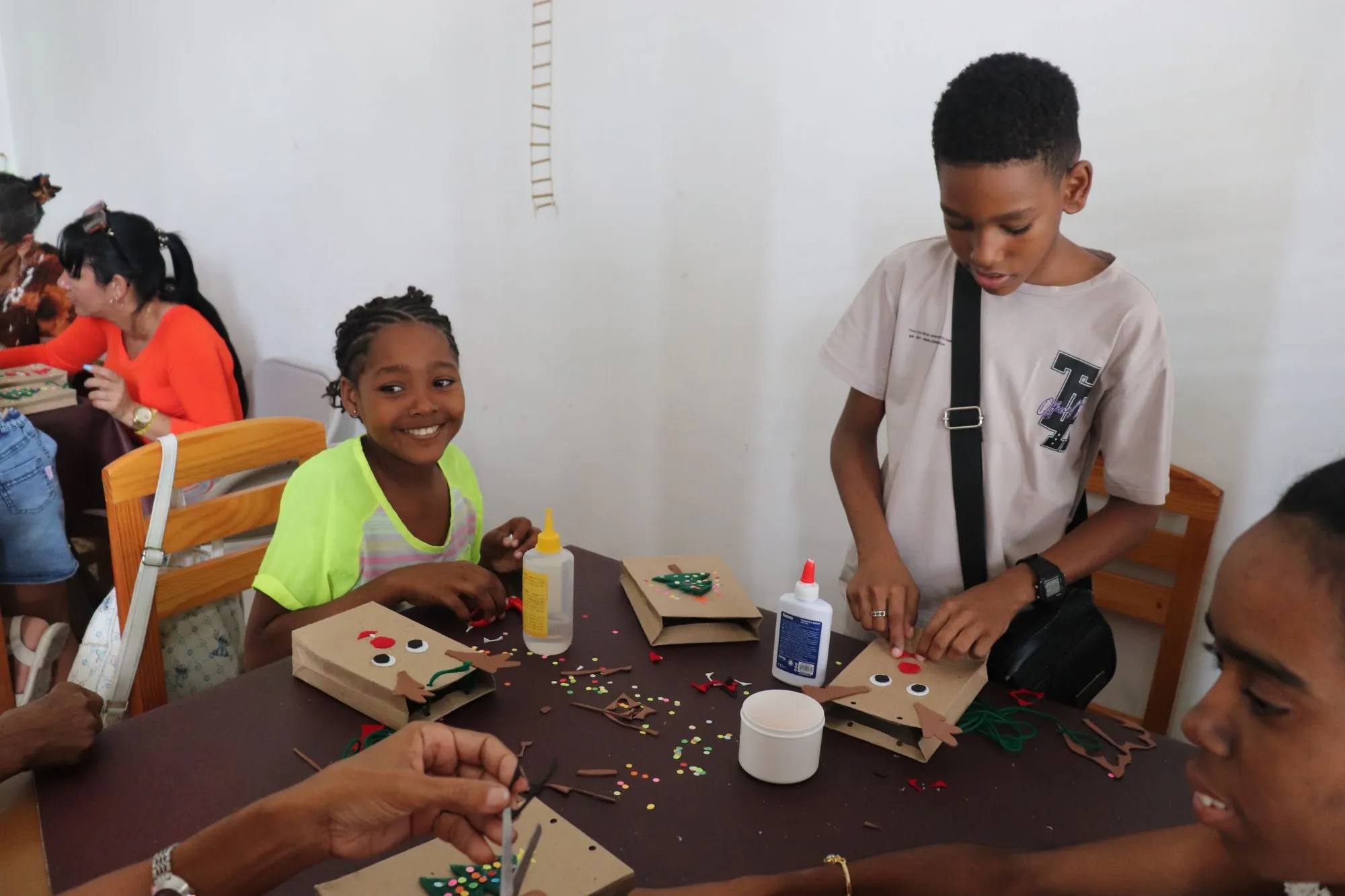 Claudia siempre sonríe mientras disfruta experiencias de aprendizaje en su Taller de GDH