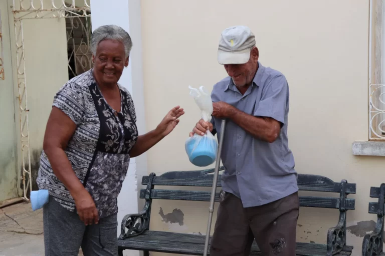 Virginia Calvo Borrell una voluntaria del servicio de comedor en Aguada de Pasajeros, Cienfuegos.