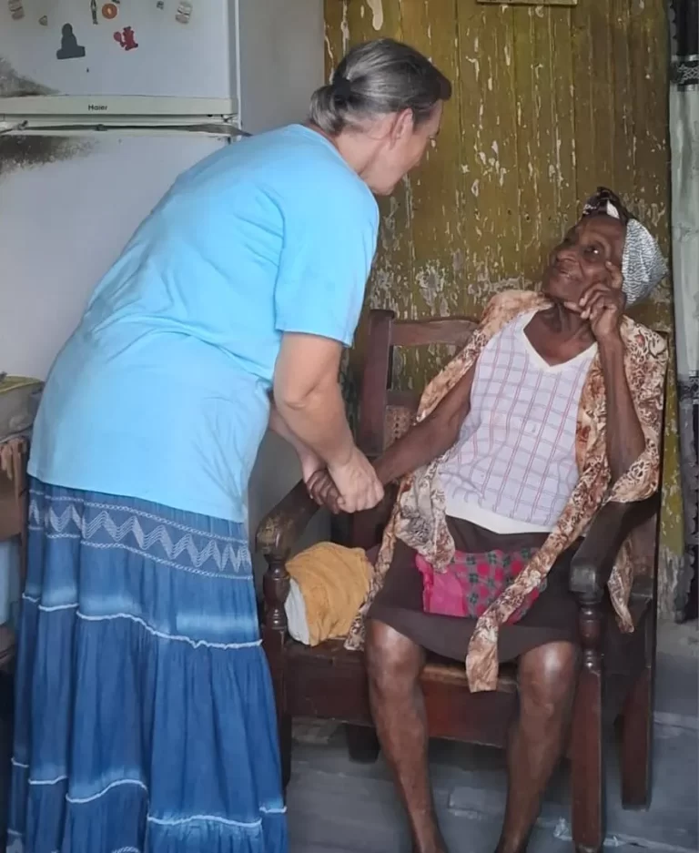 Acompañamiento y ayuda a personas que resultaron damnificadas tras el impacto del huracán Melissa en comunidad de Paraguay