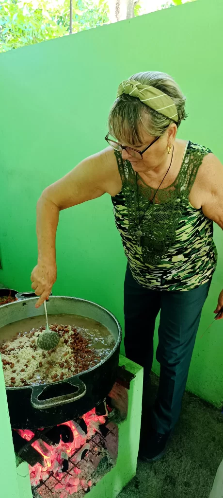 Osmaida Estela Gomez Cruz voluntaria del comedor parroquial