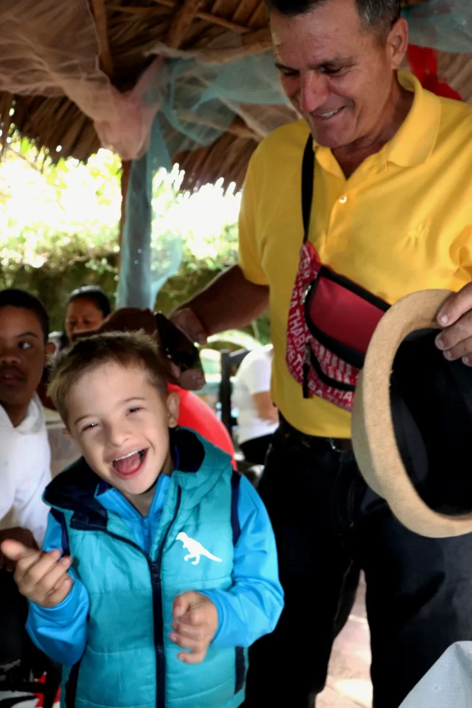 La Navidad une a familias en Morón a través del programa "Aprendiendo a crecer" 12 IMG 20251223 211159