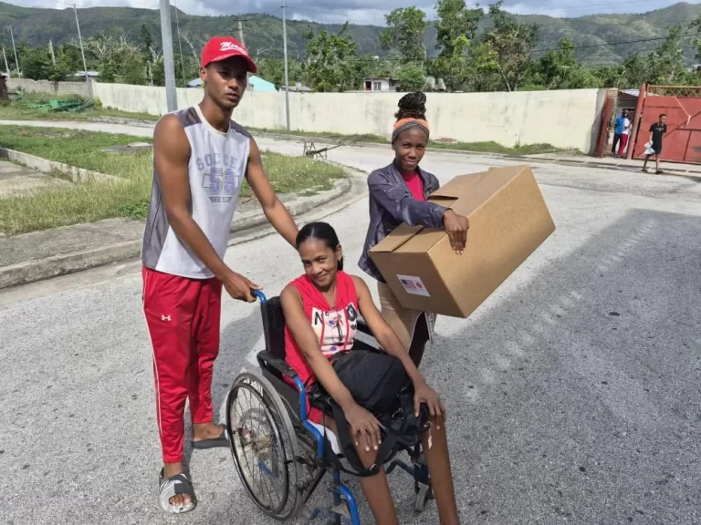 Transcurre entrega de donativos a damnificados del huracán Melissa en El Cobre, Santiago de Cuba.