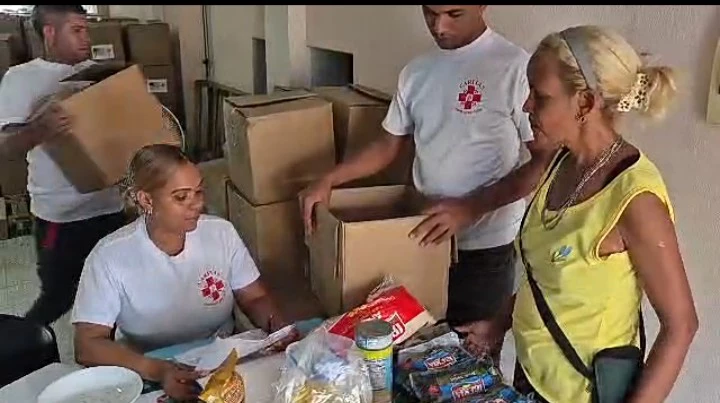 El Cobre: distribución  de ayuda a familias damnificadas