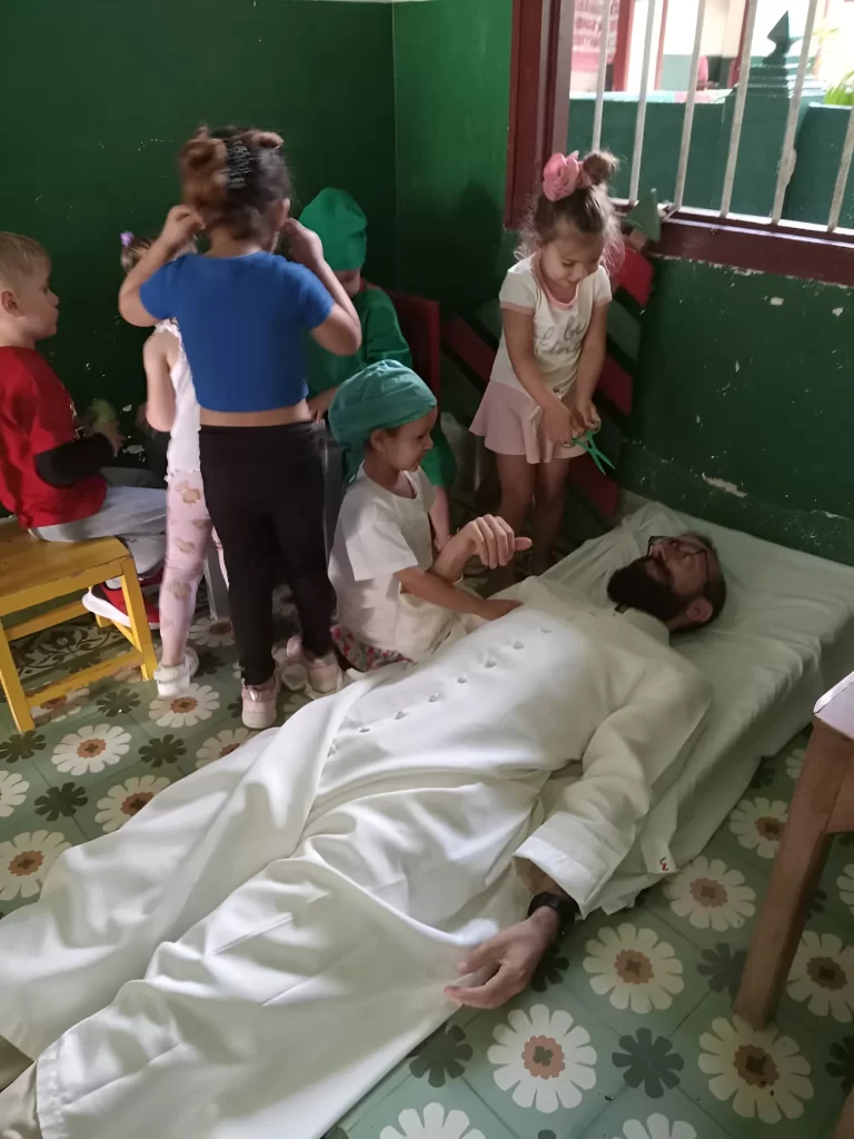 sacerdote participa en acciones comunitarias 11zon