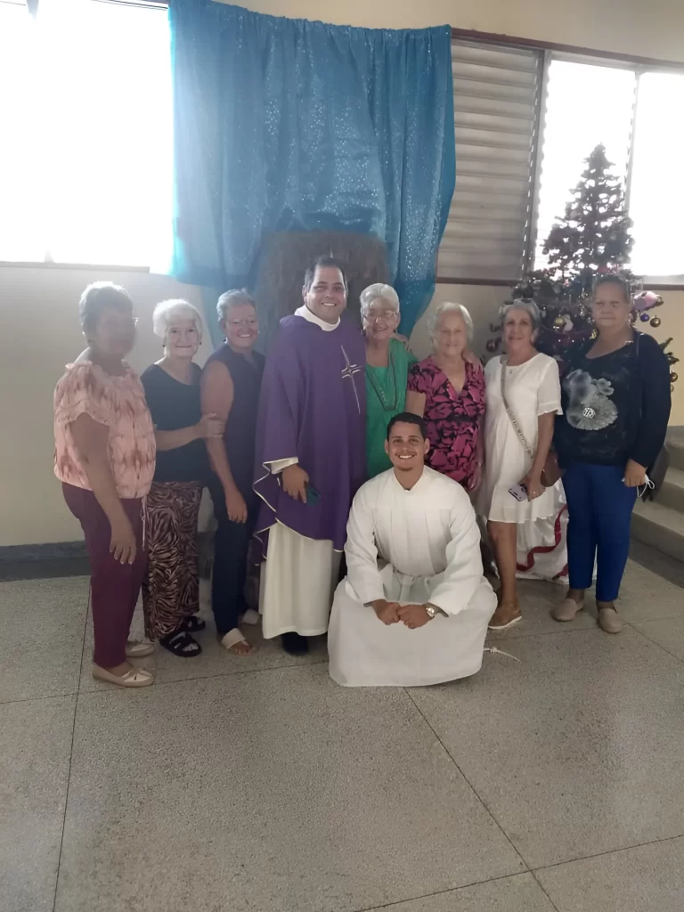 Sacerdote junto a equipo parroquial de Cáritas en diócesis de Santa Clara