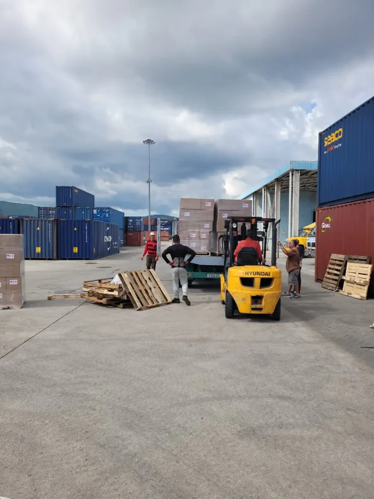 Concluye extraccion de cinco contenedores en el puerto de Santiago 5