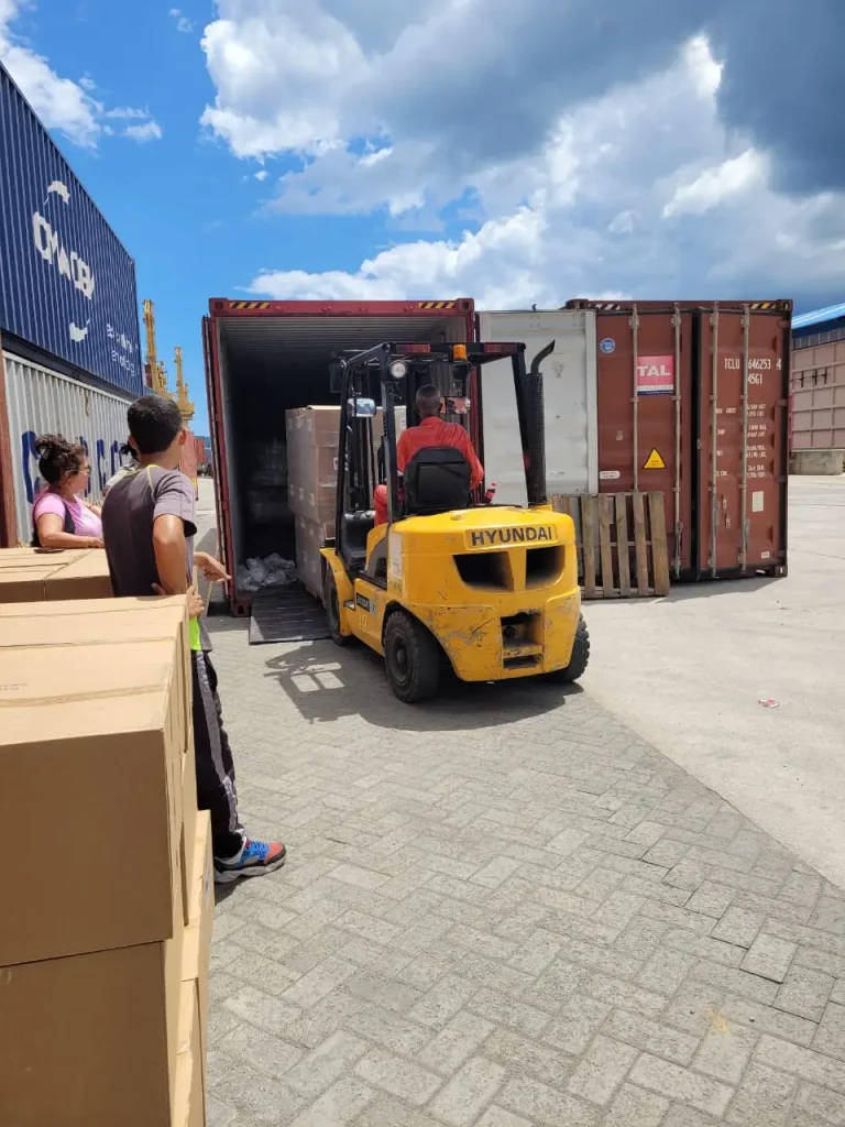 Concluye extraccion de cinco contenedores en el puerto de Santiago 8