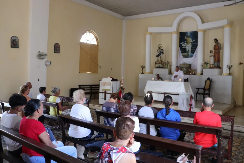 Misa y musica unen a los programas de Caritas en Abreus 4