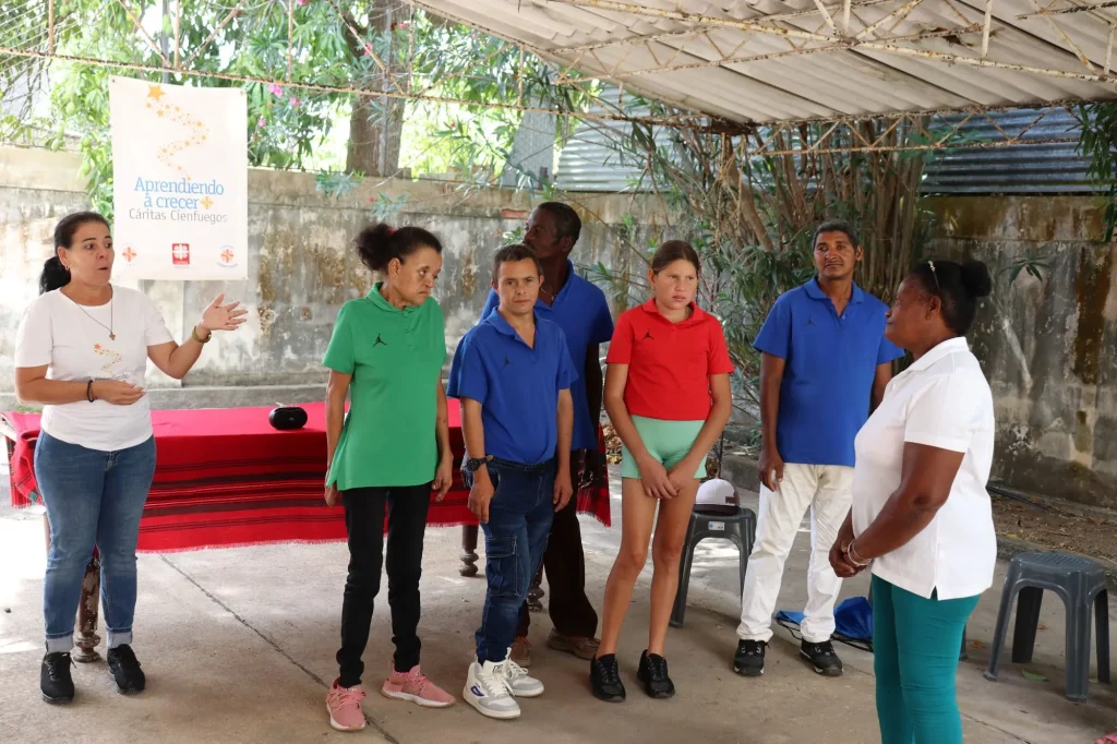 Misa y musica unen a los programas de Caritas en Abreus 5