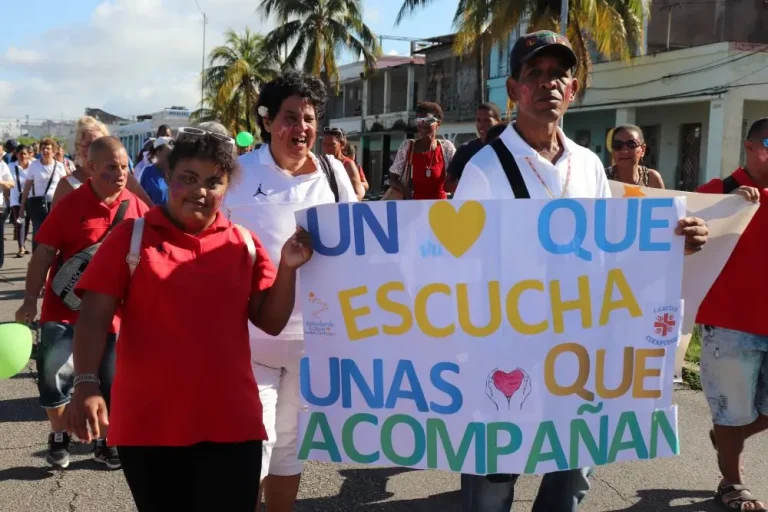 “Un corazón que escucha, unas manos que acompañan”: la alegría sin barreras del pasacalle de la Jornada Down-Autismo en Cienfuegos