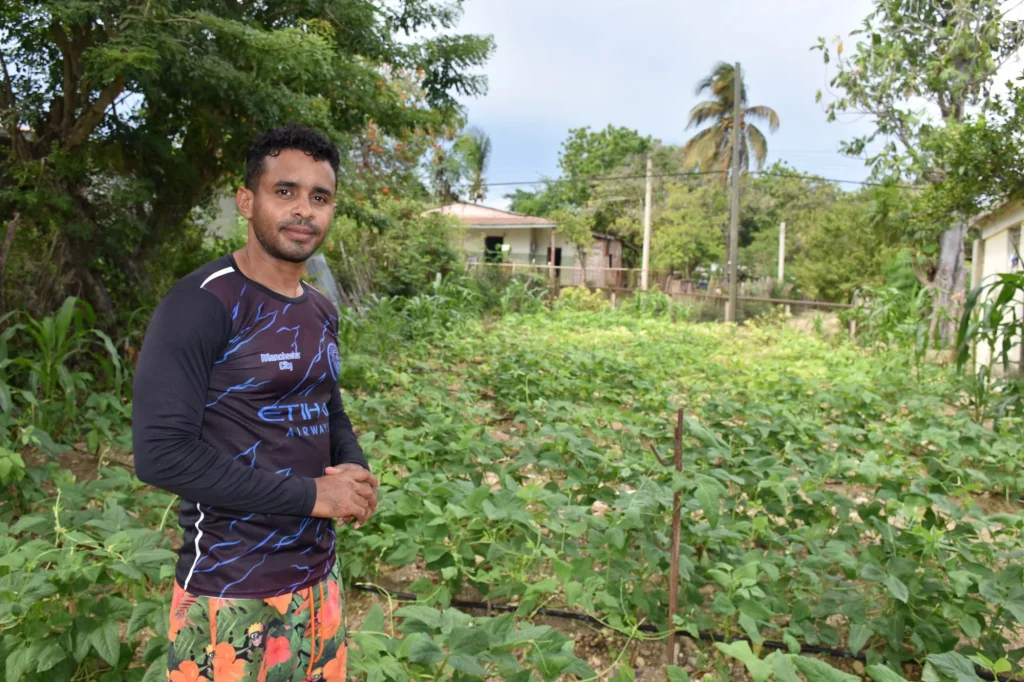 ingeniero y beneficiario de huerto en Yateritas 11zon