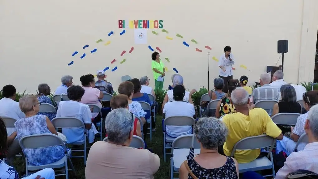 La Iglesia nos mira con cariño: Un testimonio de entrega y esperanza 4 Un testimonio de entrega y esperanza 3