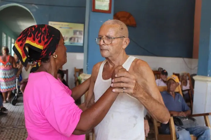 Una caricia al alma: el encuentro intergeneracional en el Hogar de ancianos de Limonar 13 1000950922