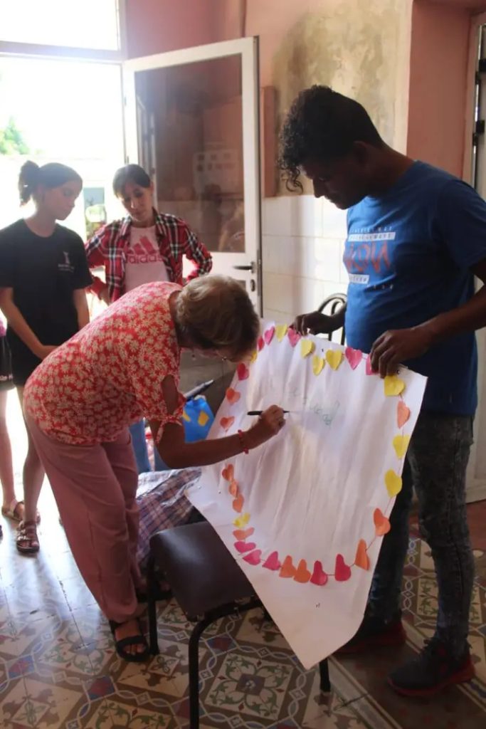 Una caricia al alma: el encuentro intergeneracional en el Hogar de ancianos de Limonar 9 1000950926