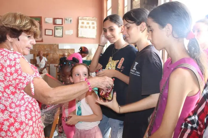 Una caricia al alma: el encuentro intergeneracional en el Hogar de ancianos de Limonar 8 1000950927