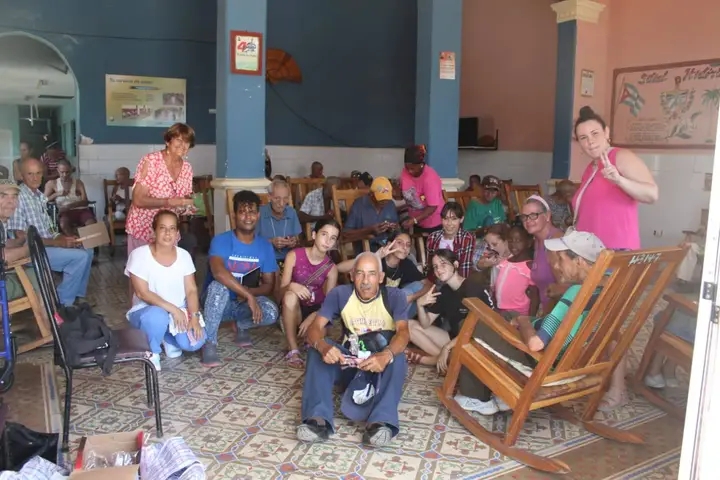 Una caricia al alma: el encuentro intergeneracional  en el Hogar de ancianos de Limonar