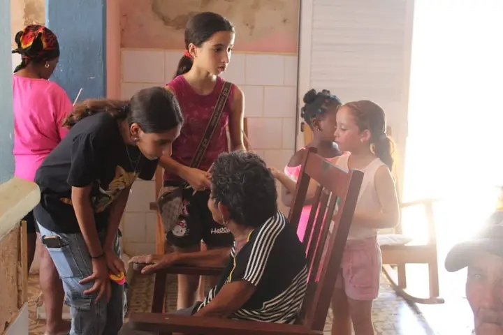 Una caricia al alma: el encuentro intergeneracional en el Hogar de ancianos de Limonar 5 1000950931
