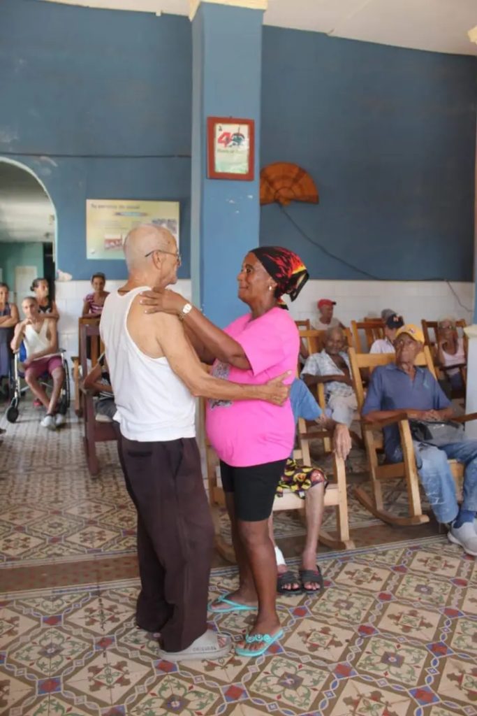 Una caricia al alma: el encuentro intergeneracional en el Hogar de ancianos de Limonar 3 1000950937