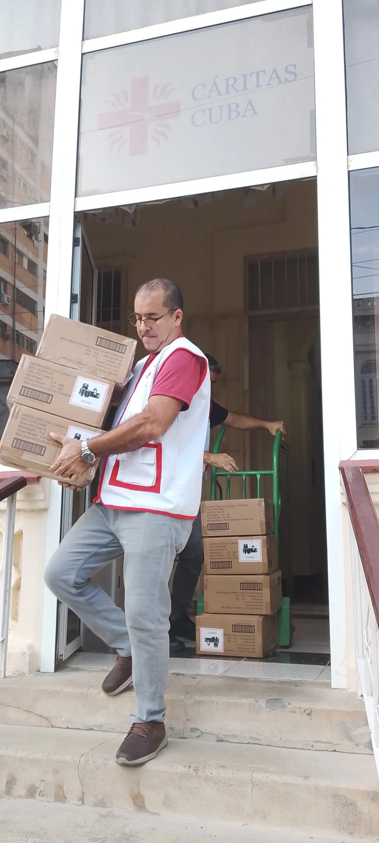 Lámparas recargables donadas por Cáritas de Puerto Rico