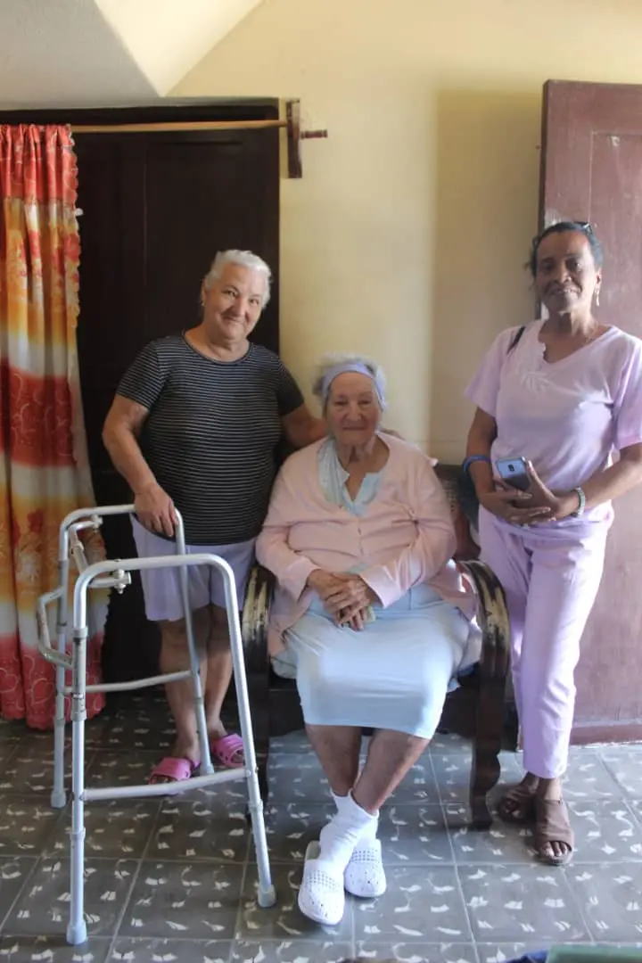 Desde Cáritas Matanzas el Programa de Personas Mayores acompaña a beneficiarios y cuidadores para que florezcan en ellos la esperanza y el conocimiento.