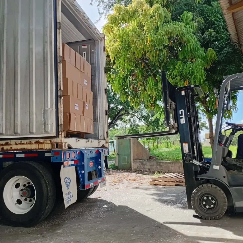 Nuevo envío de ayuda humanitaria se distribuye en comunidades de la diócesis de Holguín-Las Tunas a damnificados del huracán Melissa 5 Donativo en Holguin 02