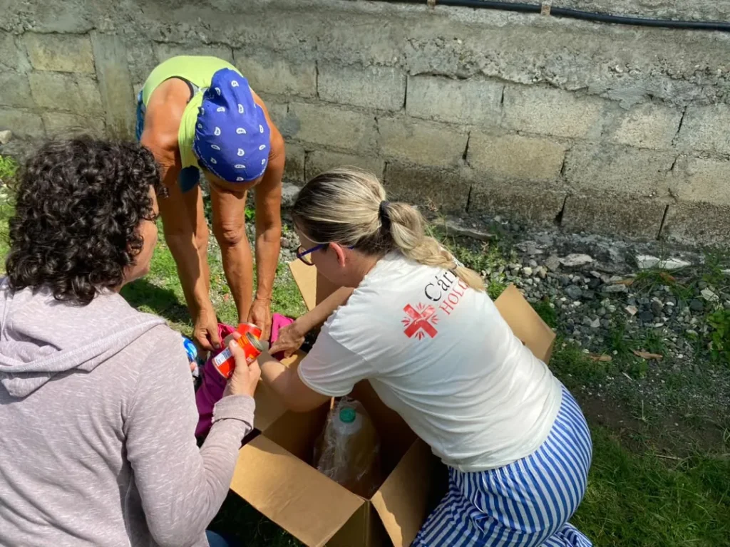 Nuevo envío de ayuda humanitaria se distribuye en comunidades de la diócesis de Holguín-Las Tunas a damnificados del huracán Melissa 6 Donativo en Holguin 3 1