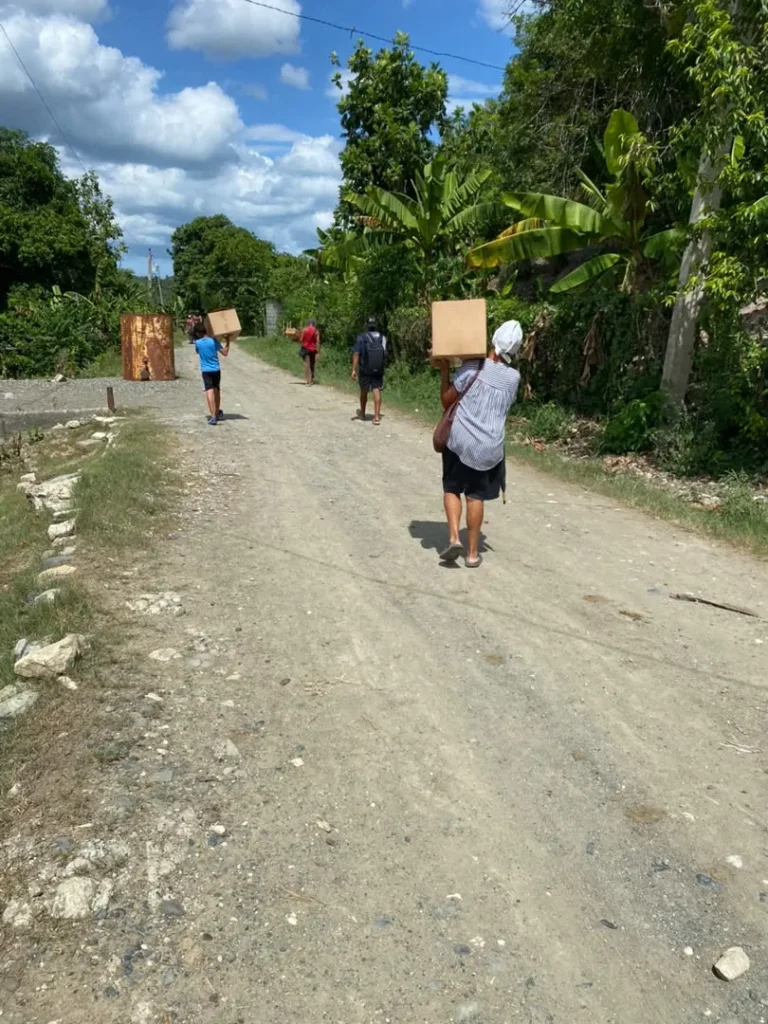 Nuevo envío de ayuda humanitaria se distribuye en comunidades de la diócesis de Holguín-Las Tunas a damnificados del huracán Melissa 3 Donativo en Holguin 6