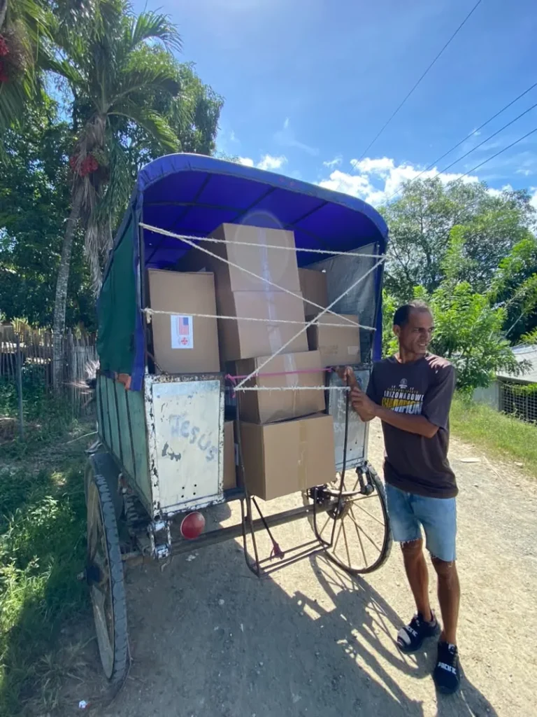 Nuevo envío de ayuda humanitaria se distribuye en comunidades de la diócesis de Holguín-Las Tunas a damnificados del huracán Melissa 4 Donativo en Holguin 8